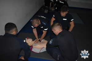 4 policjantów podczas szkolenia z pierwszej pomocy