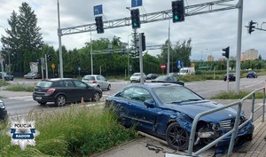 rozbity samochód na ulicy wjechał w barierki