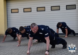 policjanci robiący pompki w ramach akcji charytatywnej