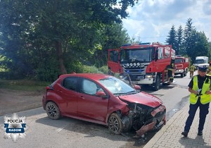 uszkodzony pojazd, obok policjantka