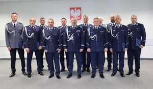 grupa policjantów, na środku w okularach Komendant Wojewódzki
