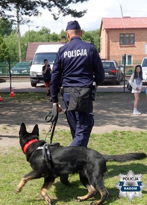 policyjny przewodnik z psem słuzbowym