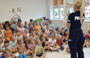 policjantka prowadząca prelekcje dla dzieci