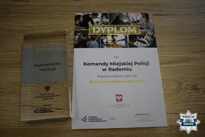 szklana statuetka i dyplom dla Komendy Miejskiej Policji w Radomiu