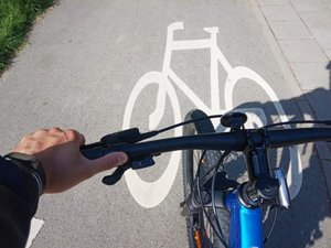 rower na ścieżce dla rowerów