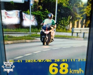 ekran urządzenia do pomiaru prędkości , a na nim motocyklista i prędkość 68 km