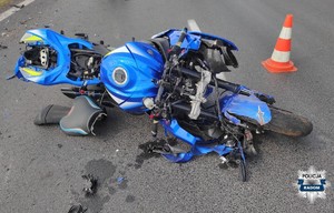 uszkodzony motocykl po wypadku leży na drodze