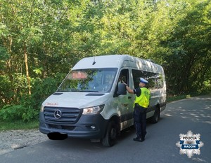 policjant kontroluje trzeźwośc kierowcy busa