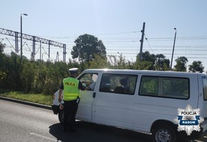 policjant kontroluje trzeźwośc kierowcy busa