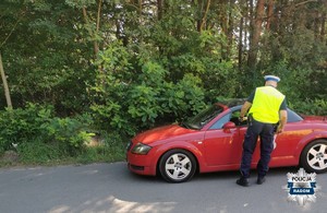 policjant kontroluje trzeźwość kierowcy pojazdu