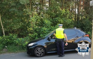 policjant kontroluje trzeźwość kierowcy pojazdu