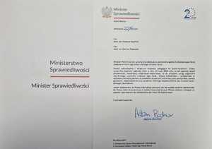 Wyrazy uznania oraz podziękowanie za zachowanie godnej funkcjonariusza Policji postawy w chwili zagrożenia zdrowia i życia złożył Minister Sprawiedliwości Adam Bodnar.