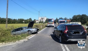 rozbite samochody, w tle karetka i wóz strażacki