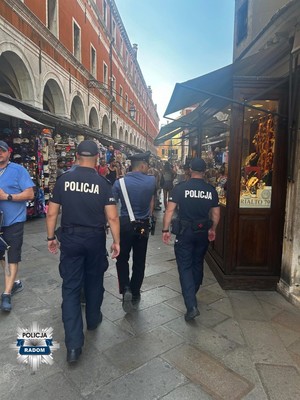 dwaj policjanci i włoscy funkcjonariusze podczas wspólnych patroli na terenie Wenecji