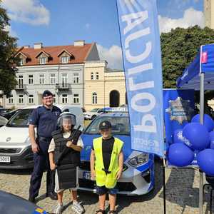 Stoisko policji w trakcie pikniku &quot;Bezpieczny Radom&quot;