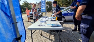 Stoisko policji w trakcie pikniku &quot;Bezpieczny Radom&quot;