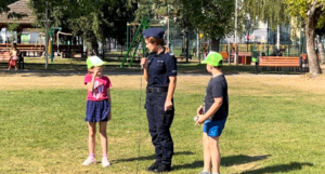 policjantka prowadząca spotkanie z dziećmi