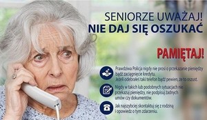 seniorka trzyma w ręku telefon, informacja aby uważać i nie dac się nabrać oszustom