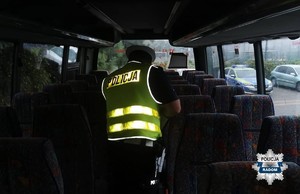 policjant w autobusie kontroluje jego wyposazenie