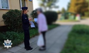 policjantka przed blokiem na osiedlu rozmawia ze starsza kobietą