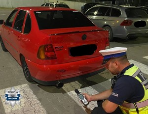 policjant sprawdza urządzeniem hałąs samochodu