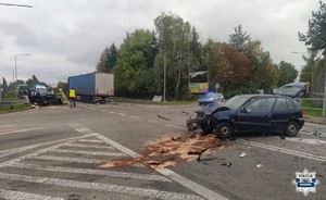 na skrzyżowaniu dwa rozbite auta, w tle widac radiowóz i pojazd ciężarowy