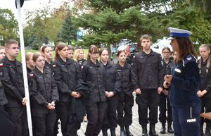 po prawej stronie policjantka z drogówki dookoła uczniowie klasy policyjnej podczas dnia otwartego