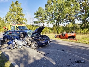 rozbite samochody na ulicy po wypadku