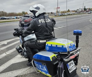 policjant na motocyklu na ulicy