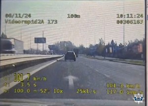 ekran policyjnego videorejestratora, widac pojazd, który jedzie z prędkościa 101 km/h