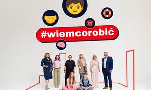 grupa osób i napis wiem co robić