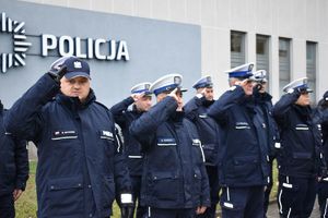 grupa policjantów przed budynkiem