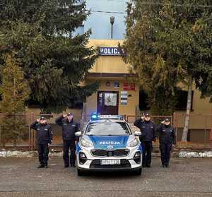 czworo policjantów i radiowóz przed budynkiem komisariatu w Iłży