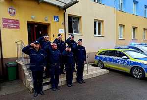 kilku funkcjonariuszy przed budynkiem komisariatu w Pionkach