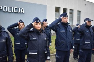 grupa policjantek i policjantów oddaje hołd zmarłemu policjantowi