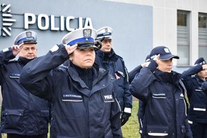 grupa policjantek i policjantów oddaje hołd