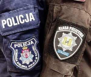 naszywki na mundurach radomskiego policjanta i ucznia klasy policyjnej