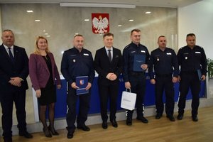 zdjęcie grupowe 4 policjantów, dwóch męzczyzn i kobieta