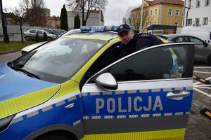 policjant przy radiowozie