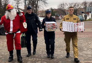 funkcjonariusze zmierzający z podarunkami do szpitala wraz z mikołajem