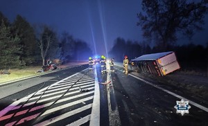 po prawej stronie w rowie pojazd cięzarowy po lewej w rowie osobówka na srodku na ulicy strażacy