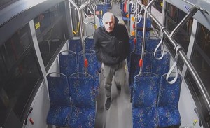 mężczyzna w czarnej kurtce w autobusie