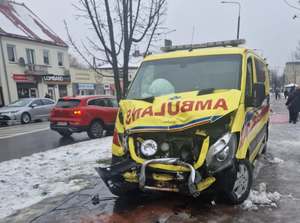 uszkodzona karetka po wypadku, uszkodzony przód pojazdu