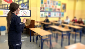 policjantka prowadząca spotkanie twarze dzieci rozmazane, ona zwrócona do nich przodem