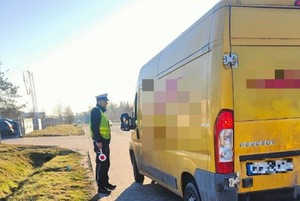 policjant kontroluje kierowce zółtego busa