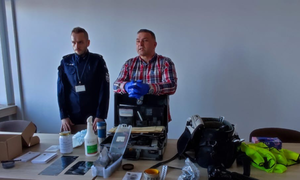 technicy kryminalistyki w świetlicy, na stole narzędzia do ich pracy