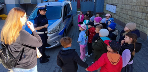 spotkanie z policjantką która przedstawia radiowóz policyjny