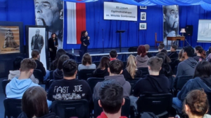 policjantka prowadząca spotkanie dzieciom w szkole na sali gimnastycznej