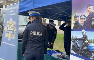 policjantka na tle namiotu profilaktycznego