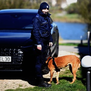 policjantka z psem przy aucie